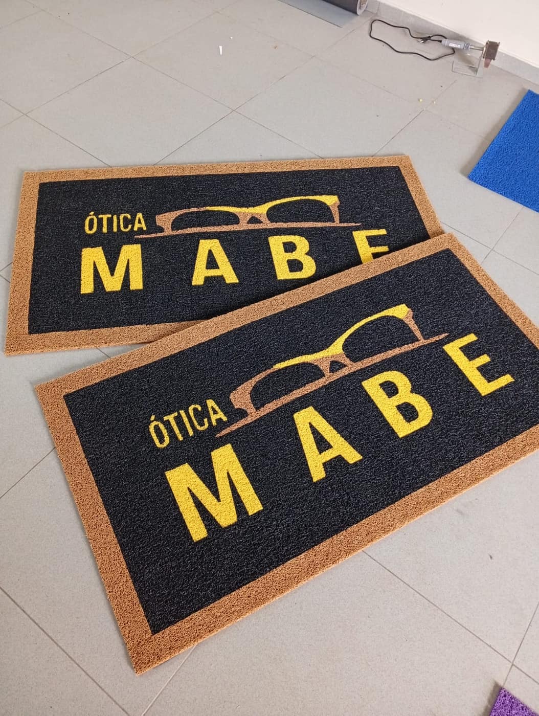 Tapetes Ótica Mabe amarelo e marrom